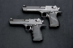 caliber 9/2017 Magnum Research Desert Eagle in .357 Magnum. Oben mit 6"-Lauf, unten mit 5"-Lauf.
