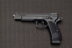 caliber 9/2018 Pro Tuning Taipan in linker Seitenansicht auf schwarzem Hintergrund.
