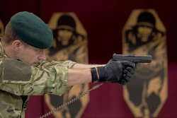 caliber 9/2018 Ein Royal Marine Sergeant testet die Glock 17 Gen4 auf dem Schießstand.