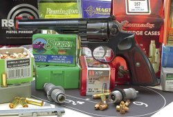 caliber 9/2018 Ruger GP 100 vor Wiederladekomponenten in .357 Magnum.