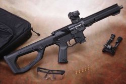 caliber 7+8/2018 HERA Arms "The 9er Sport C" in rechter Seitenansicht mit Zubehör.