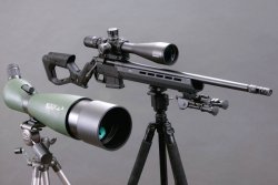 caliber 1/2021 HERA H7 auf Stativ mit Spektiv