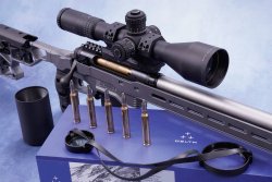 caliber 3/2021 Delta Optical-Zielfernrohr Stryker HD 4,5-30x56 FFP auf einer Savage-Büchse