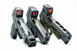 caliber 3/2022 jetzt im Handel, wieder vollgepackt mit Tests und aktuellen Infos Holosun HE509T, Aimpoint Acro P-2 und Steiner MPS jeweils auf einer Pistole montiert.