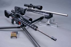 caliber 3/2022 jetzt im Handel, wieder vollgepackt mit Tests und aktuellen Infos Zwei Büchsen im Kaliber 6 mm Creedmoor.