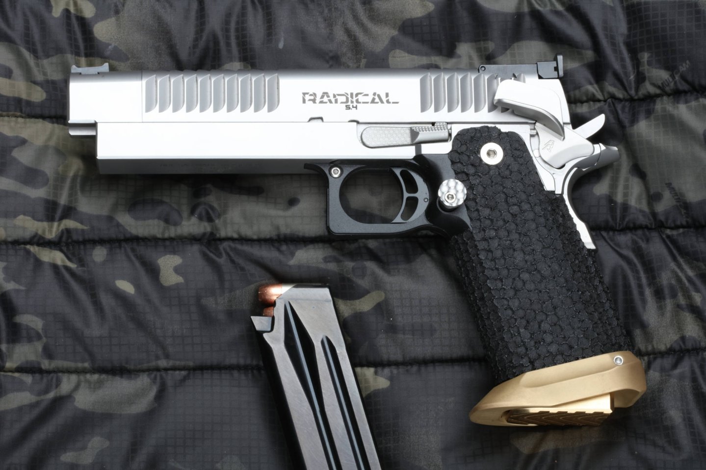 Korth Super Sport ULX in linker Seitenansicht auf anthrazitfarbener Platte.