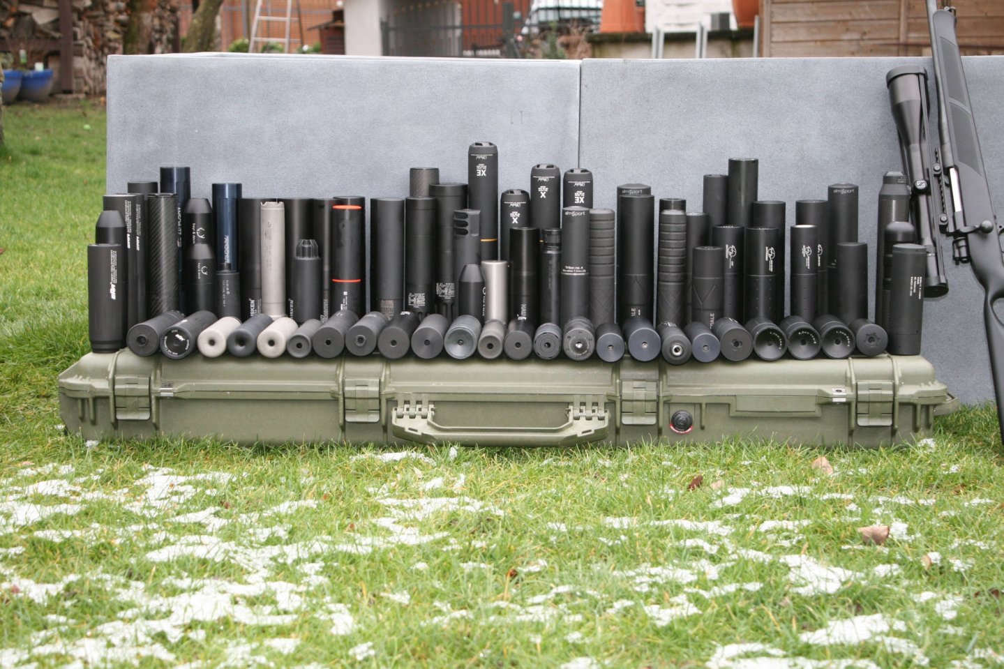 caliber 4/2021 Korth Super Sport ULX in linker Seitenansicht auf anthrazitfarbener Platte.