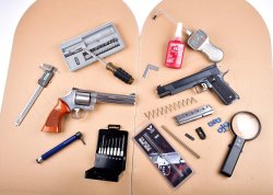 caliber 4/2022 jetzt im Handel, wieder vollgepackt mit Tests und aktuellen Infos Mehrere Waffen bei der Wartung.
