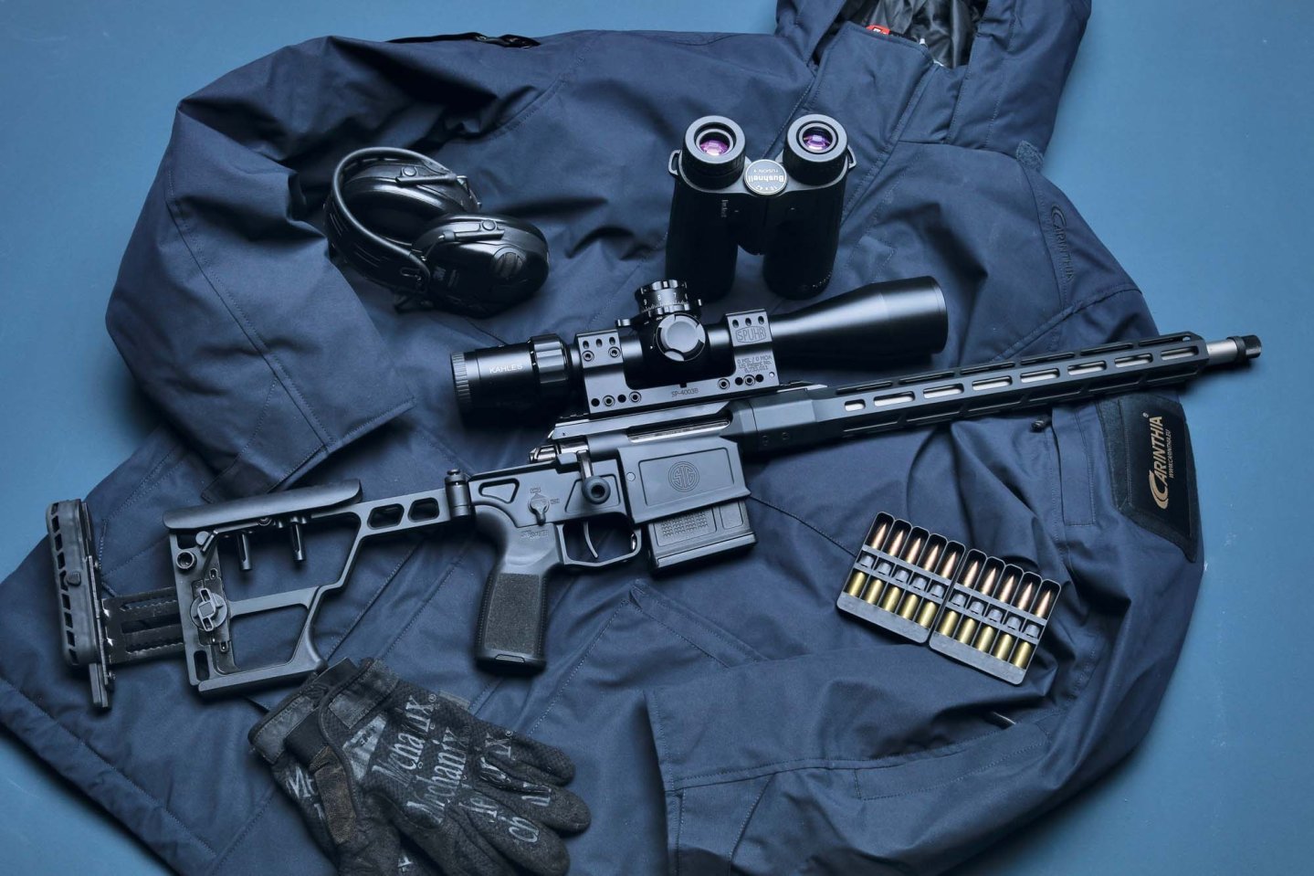 caliber 4/2022 jetzt im Handel, wieder vollgepackt mit Tests und aktuellen Infos SIG Sauer Cross komplett von rechts.