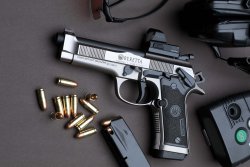 caliber 4/2022 jetzt im Handel, wieder vollgepackt mit Tests und aktuellen Infos Beretta 92X Performance Defensive komplett von links.