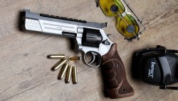 caliber 4/2022 jetzt im Handel, wieder vollgepackt mit Tests und aktuellen Infos STP Lodur komplett von links.