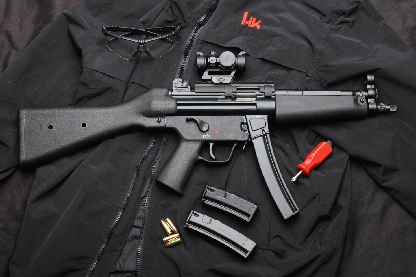 caliber 5/2020 Korth Super Sport ULX in linker Seitenansicht auf anthrazitfarbener Platte.