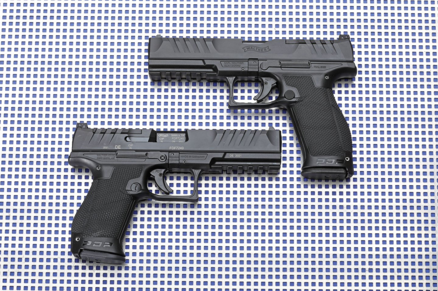 caliber 7+8/2021 Korth Super Sport ULX in linker Seitenansicht auf anthrazitfarbener Platte.