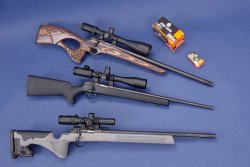 Inhalt: caliber 10/2020 CZ 457 Synthetic (Mitte), Thumbhole (oben) und Long Range Precision (unten)