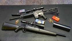 Inhalt: caliber 10/2020 Wechselsystem von Windham Weaponry mit A-Tec Flow-Dämpfer (oben) oder die Savage Axis II Blackout mit A-Tec Megahertz-Dämpfer (unten)