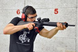 Inhalt: caliber 7+8/2020 Christian Holzapfel schießt den Troy AR15-9