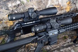 Inhalt: caliber 9/2020 Rössler Titan 6 mit ZC527 und das ZC420 auf einem Schmeisser AR-15 für Schießstandtests montiert.