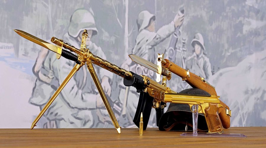 Vergoldetes Sturmgewehr 57, Karabiner 31 und SIG 210.