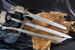 VISIER 1/2020 Das Vater-Schwert aus "Conan der Barbar" (o.), das Atalntis-Schwert aus "Conan der Zerstörer" (M.) und Valerias Schwert.
