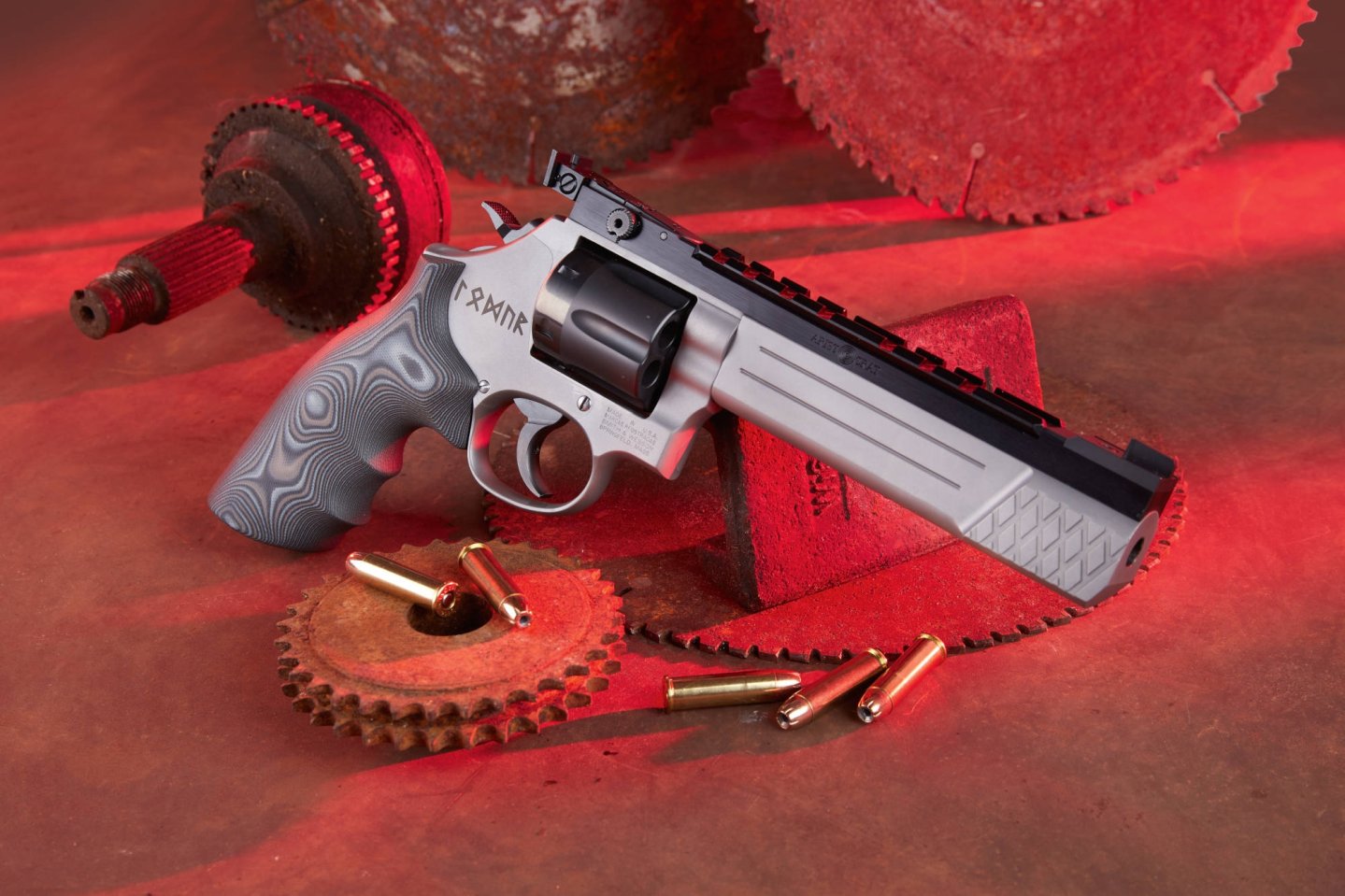 VISIER 1/2020 Revolver in rechter Seitenansicht an orange Feder gestützt.