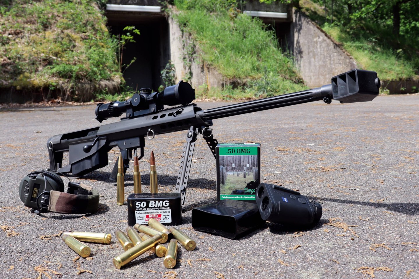 VISIER 10/2019 Revolver in rechter Seitenansicht an orange Feder gestützt.