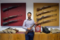 VISIER 10/2019 Moriz Kempf im Mauser Showroom