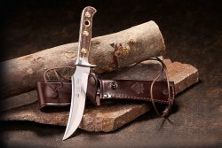 VISIER 10/2019 PUMA Skinner auf Steinplatte an Holz gelehnt