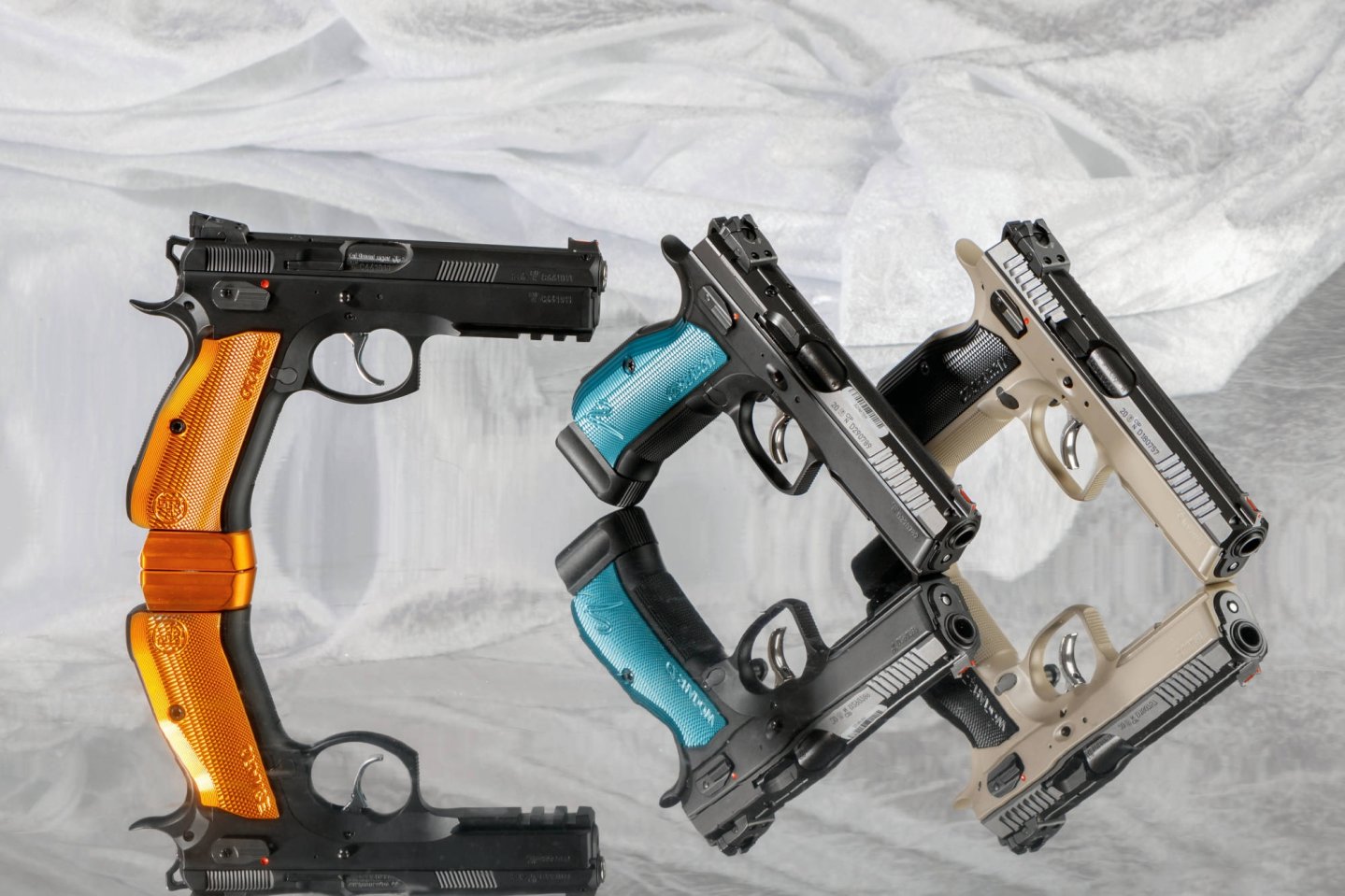 Inhalt: VISIER 10/2020 Revolver in rechter Seitenansicht an orange Feder gestützt.