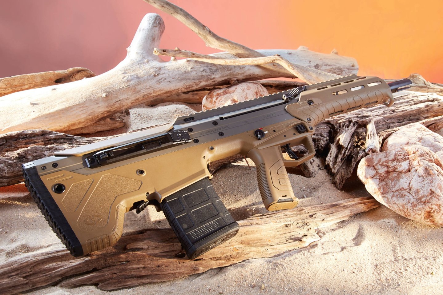 VISIER 11/2019 Revolver in rechter Seitenansicht an orange Feder gestützt.