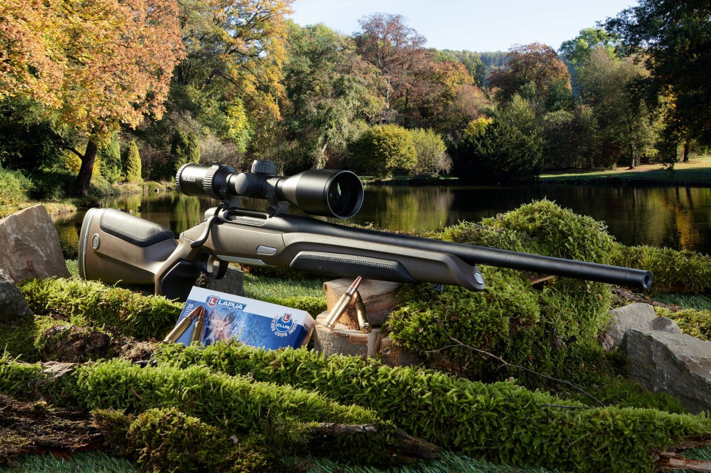 VISIER 11/2020 Revolver in rechter Seitenansicht an orange Feder gestützt.
