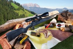 VISIER 12/2019 Savage 110 TAC Hunter vor Berglandschaft