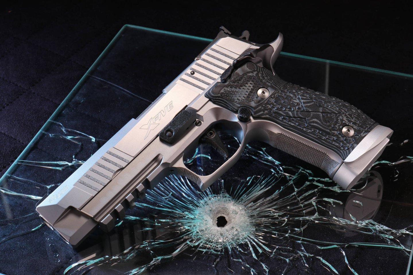 Revolver in rechter Seitenansicht an orange Feder gestützt.