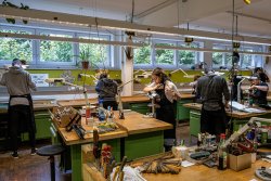 VISIER 2/2020 Graveure in Suhl arbeiten in der Werkstatt