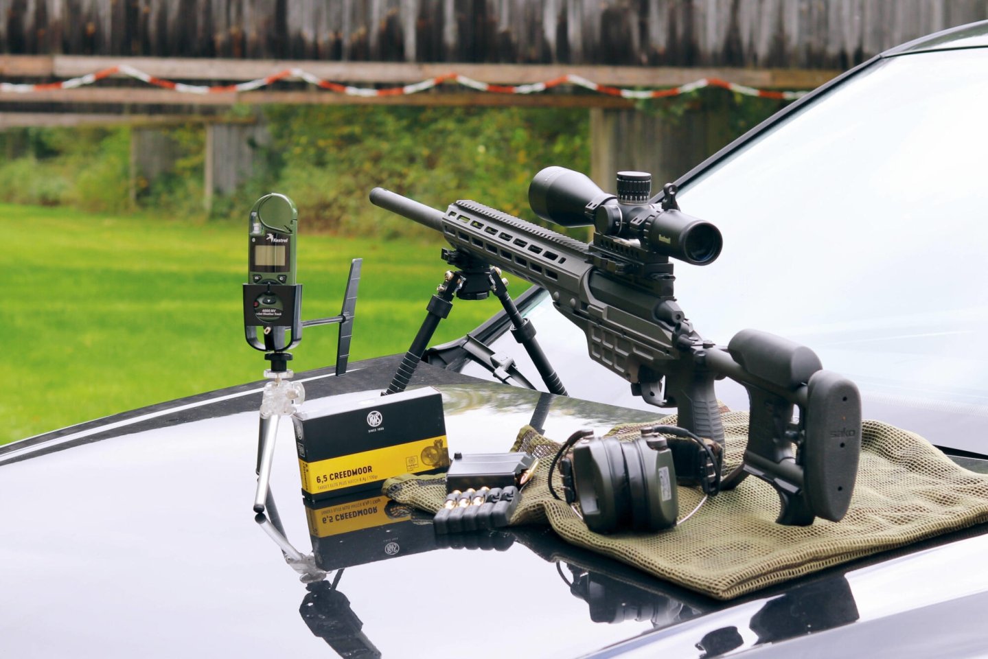 VISIER 2/2020 Revolver in rechter Seitenansicht an orange Feder gestützt.