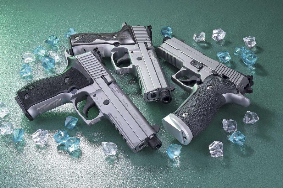 VISIER 4/2019 SIG Sauer P220 Hunter in linker Seitenansicht auf einem Stein liegend.
