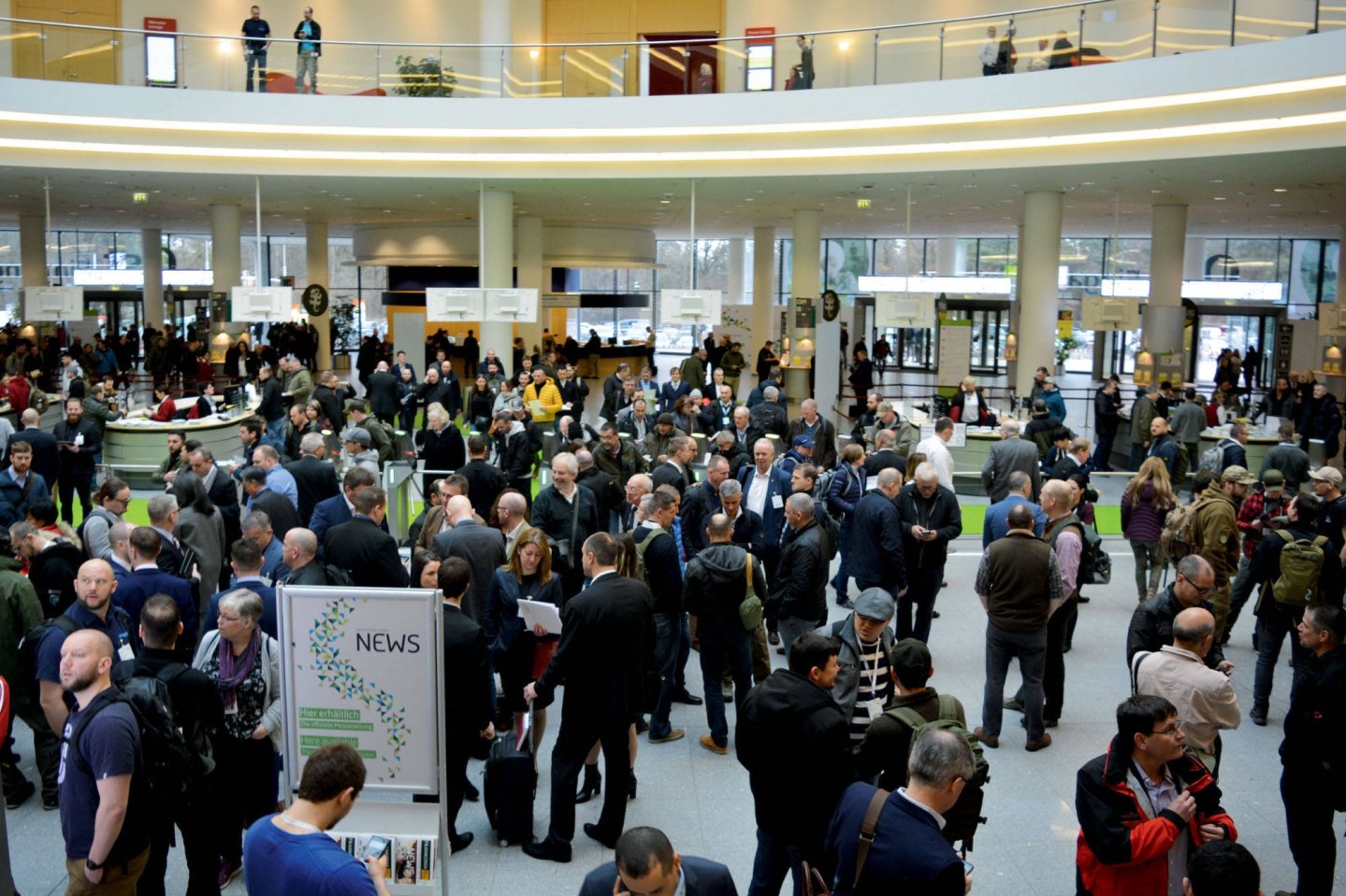 Revolver in rechter Seitenansicht an orange Feder gestützt.
