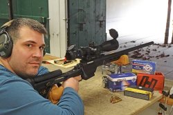 VISIER 6/2019 VISIER-Autor Daniel Lang auf dem Schießstand beim Test der Bergara-Repetierbüchse B14 BMP.