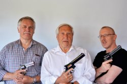 VISIER 6/2019 Horst Schuknecht, Uwe Janz, René Ganz (v.l.) mit exklusviven Janz-Revolvern.