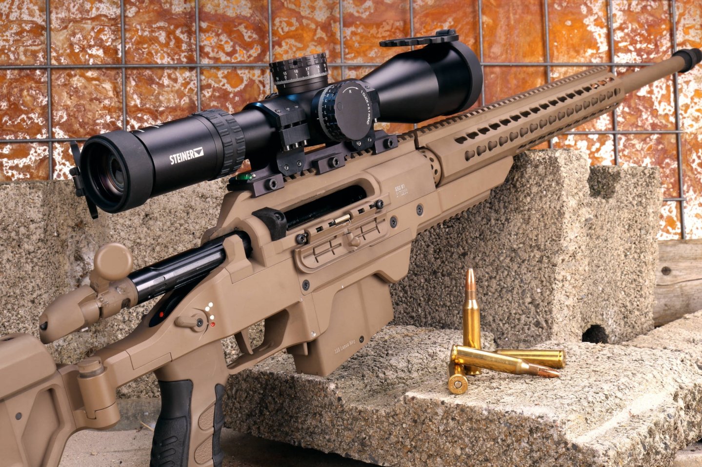 VISIER 6/2019 Revolver in rechter Seitenansicht an orange Feder gestützt.