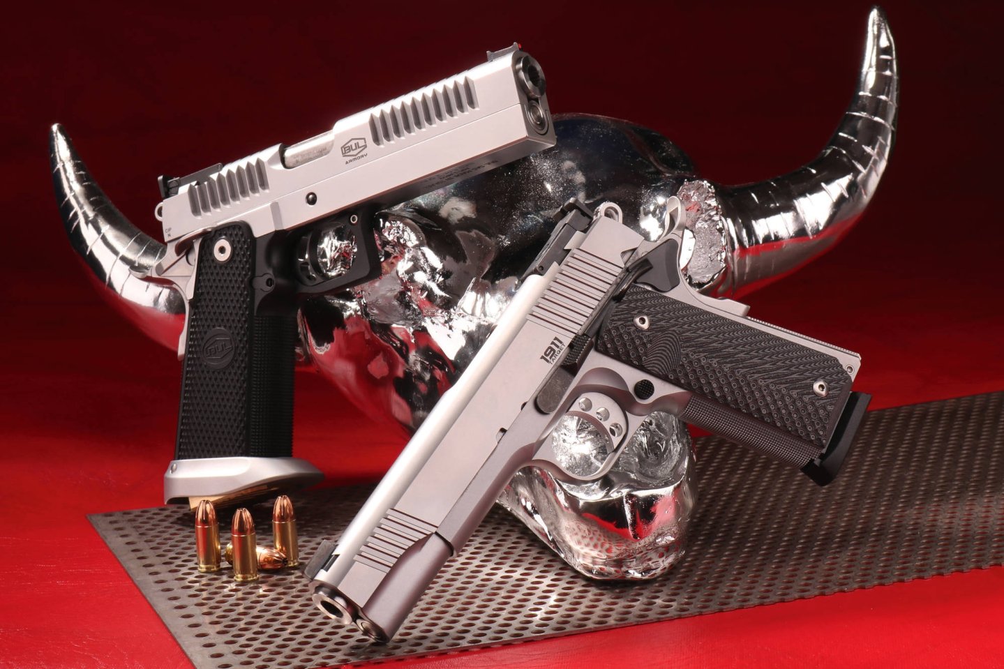 VISIER 7/2019 Revolver in rechter Seitenansicht an orange Feder gestützt.