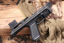 VISIER 7/2019 B&T USW-G17 mit angeklappter Schulterstütze und eingespannter GLOCK 34 Gen5 M.O.S.