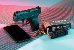 Inhalt: VISIER 7/2020 CZ P-10 M mit einem Smartphone zum Größenvergleich