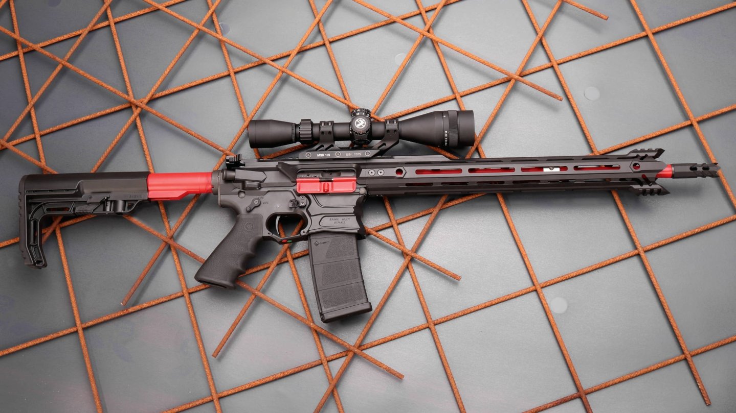 VISIER 8/2019 Revolver in rechter Seitenansicht an orange Feder gestützt.