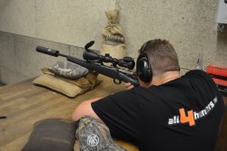 VISIER 8/2019 all4hunters-Redakteur Alexander Losert testet die Mauser 12 Black Impact auf dem Schießstand.