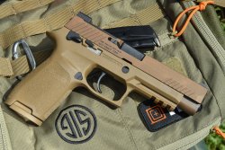 VISIER 8/2019 SIG Sauer P320 M17 in rechter Seitenansicht auf einer SIG-Sauer-Tasche.