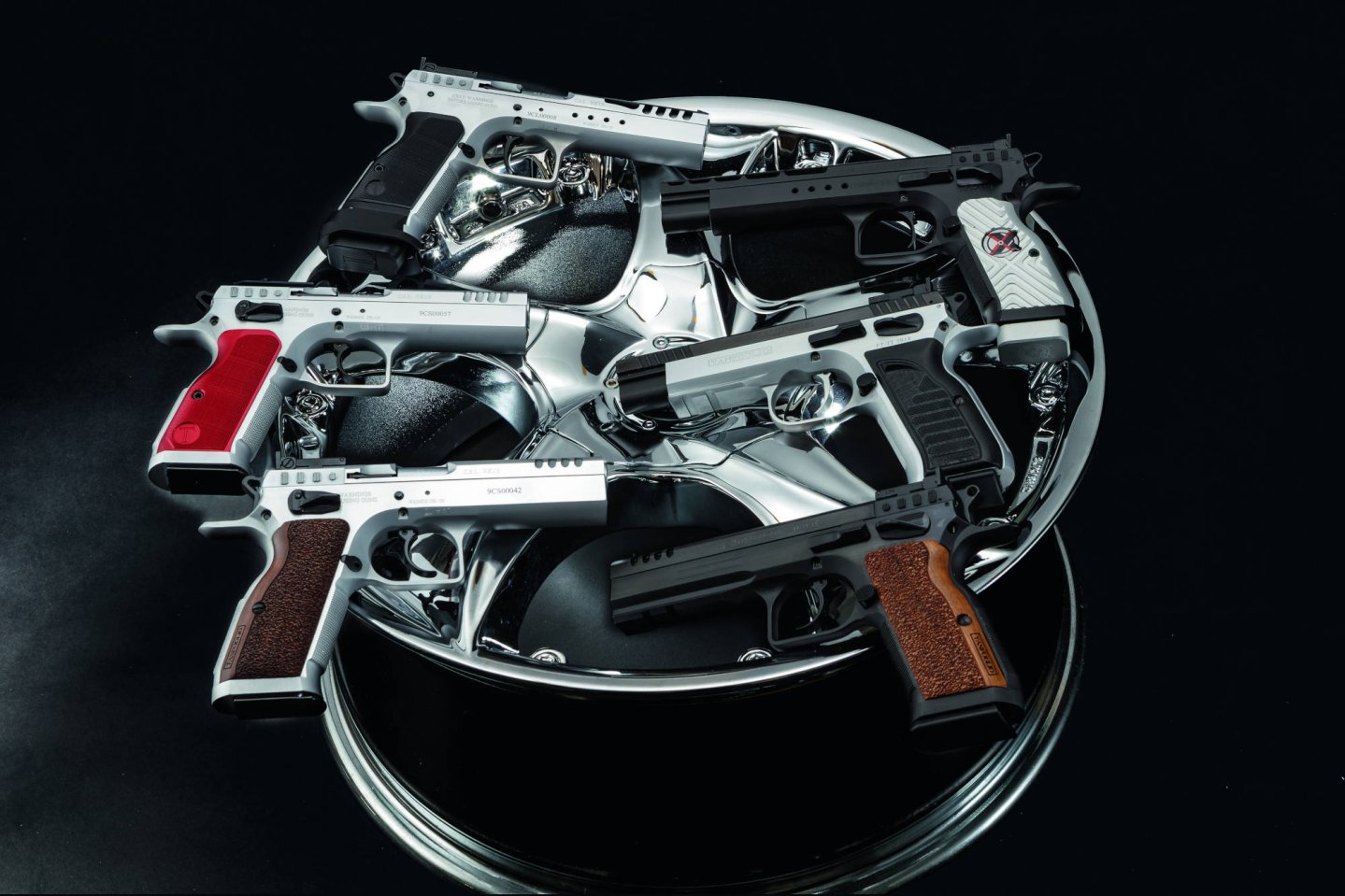 Revolver in rechter Seitenansicht an orange Feder gestützt.