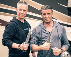 VISIER 9/2019 Dietmar Pohl und Sylvester Stallone mit den neuen Rambo-Messern.