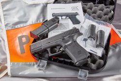 VISIER 9/2019 Glock 46 auf Koffer mit Zubehör und Polizei-Weste.