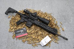 VISIER 9/2019 SIG Sauer MCX Virtus auf einem großen Haufen Patronenhülsen.