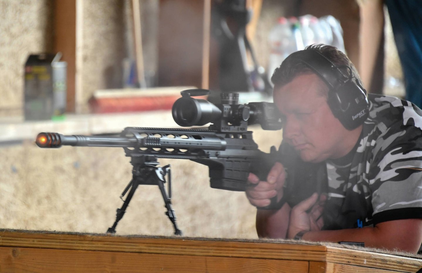 VISIER 9/2019 Revolver in rechter Seitenansicht an orange Feder gestützt.